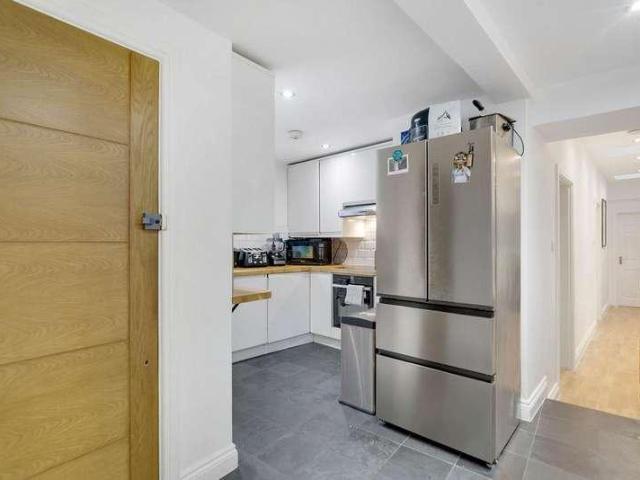Flat for sale in Clapham Junction, Greater London