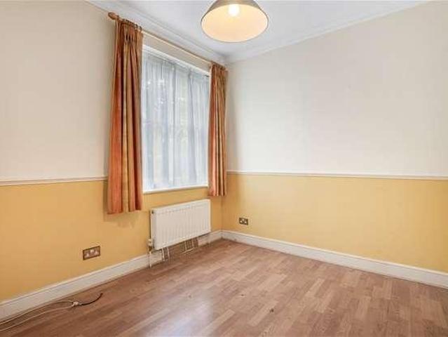 Flat for sale in Hatching Green, Five Acres