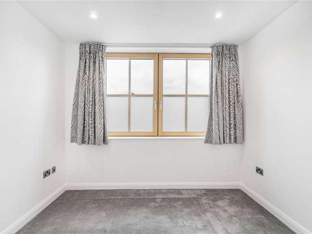 Flat for sale in Whetstone, Greater London