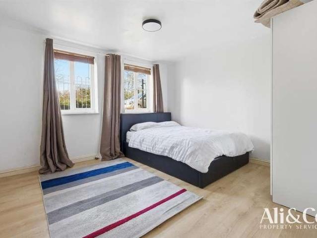 Flat for sale in Grays, Essex