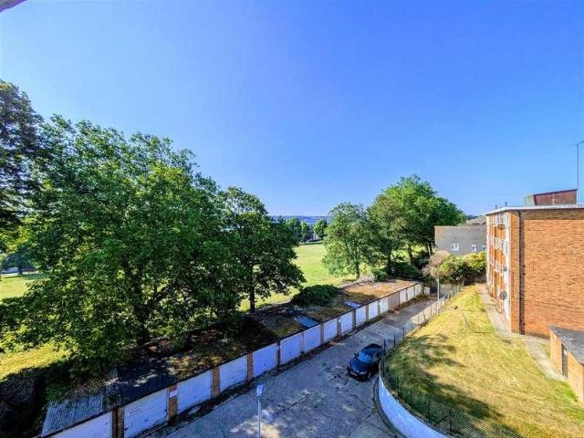 Flat for sale in Strood