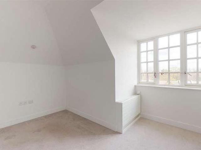 Flat for sale in Isleworth, Spring Grove