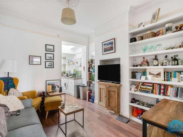 Flat for sale in Hornsey, Greater London