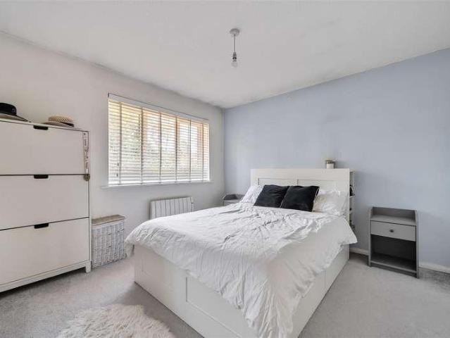 Flat for sale in Buckler's Park, Crowthorne