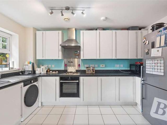 Flat for sale in Lee Chapel, Essex