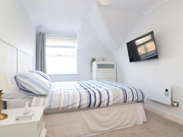 Flat for sale in Red Hill, Surrey