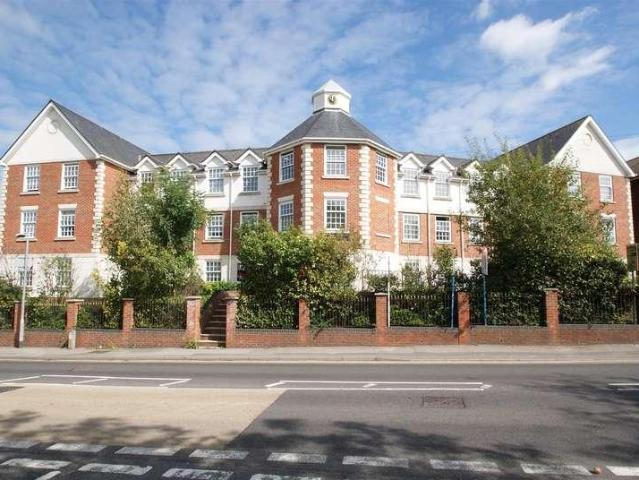 Flat for sale in Barling, Essex