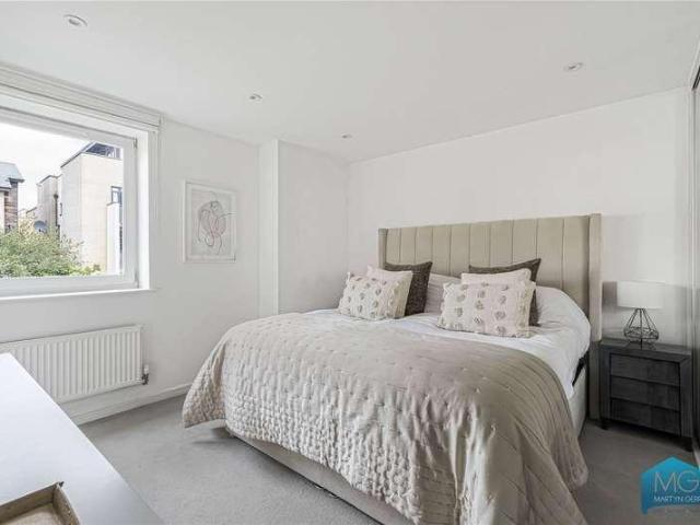 Flat for sale in West Finchley, Greater London