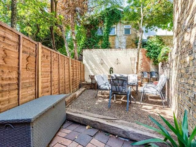 Flat for sale in Kentish Town, Greater London