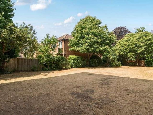 Flat for sale in Wallington, Greater London