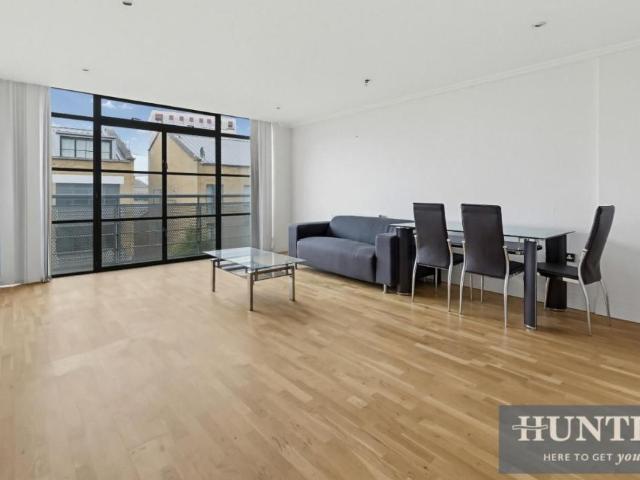 Flat for sale in London Borough of Hounslow, Greater London