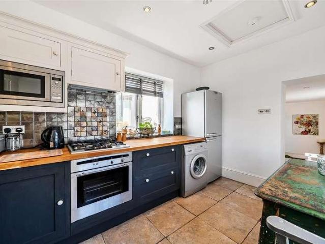Flat for sale in Arundel, Clapham