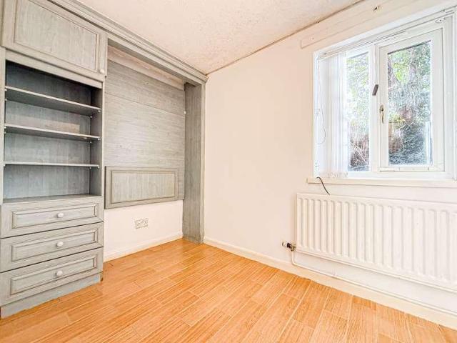 Flat for sale in Calderstones