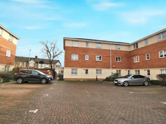 Flat for sale in Cauldwell, Bedford