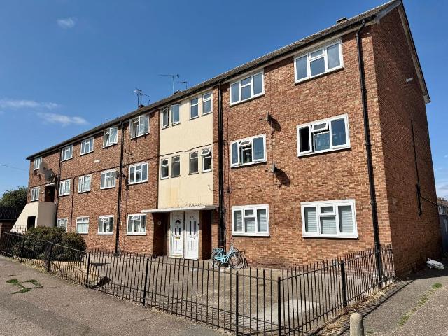 Flat for sale in Grays, Essex