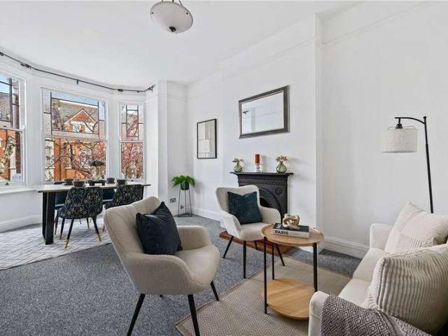 Flat for sale in Queen's Park, Greater London