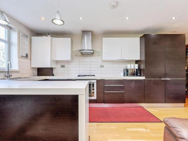 Flat for sale in Harrow Weald, Greater London