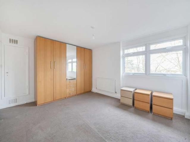 Flat for sale in Wallington, Greater London