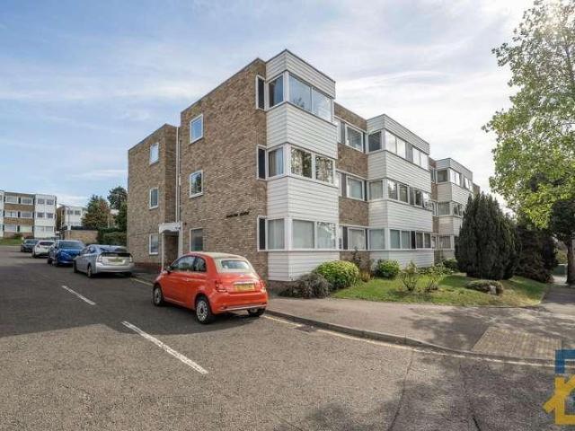 Flat for sale in Upminster Bridge, Greater London