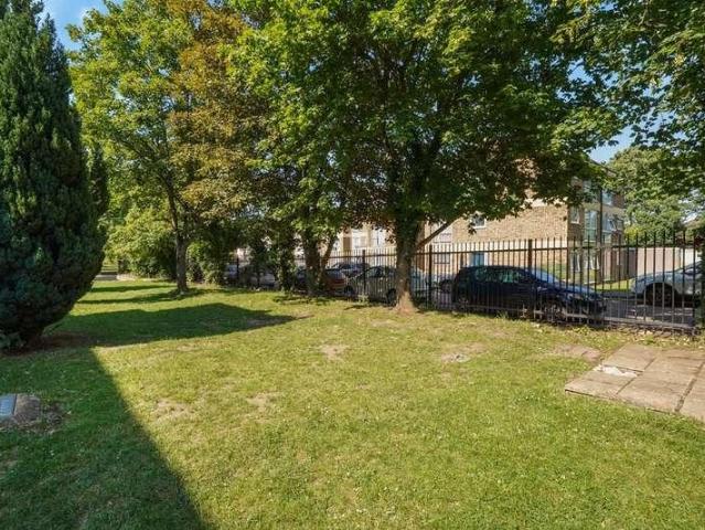 Flat for sale in Lane, Greater London