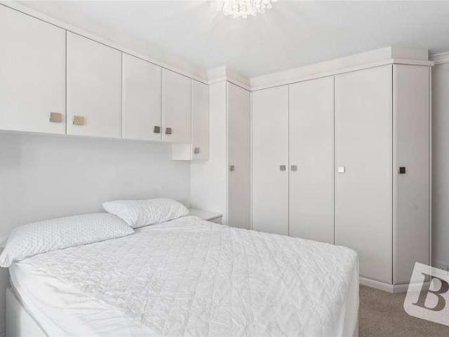 Flat for sale in Grays, Essex