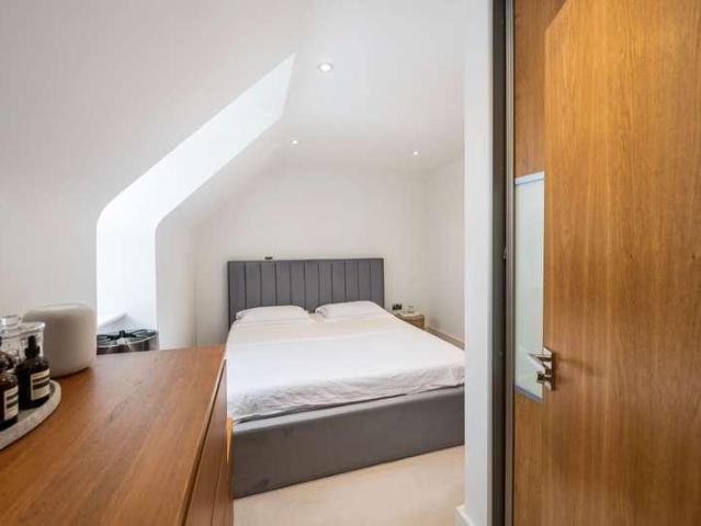 Flat for sale in Red Hill, Surrey
