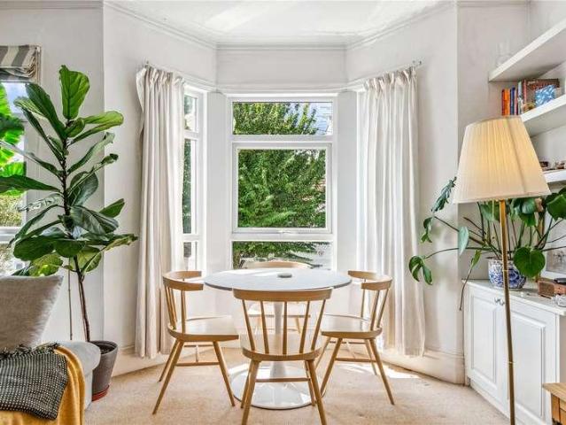 Flat for sale in Earlsfield, Greater London