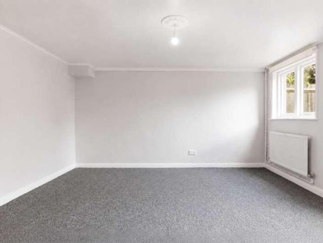 Flat for sale in London Borough of Croydon, Addiscombe