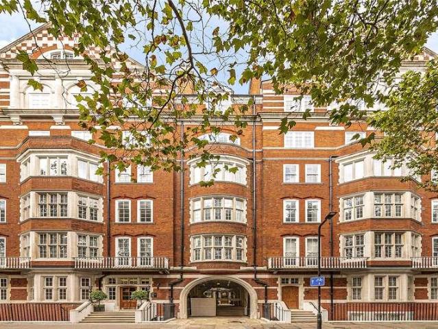 Flat for sale in Saint Giles, Bloomsbury