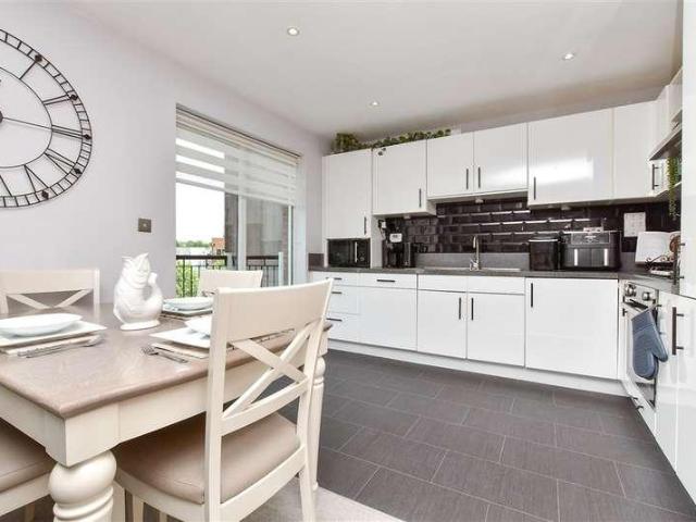 Flat for sale in Red Hill, Surrey