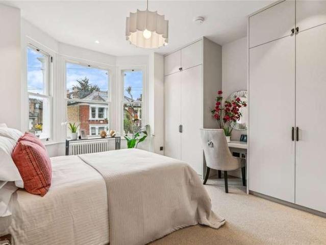 Flat for sale in Balham, Greater London