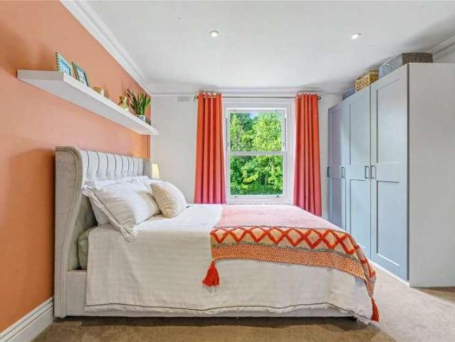 Flat for sale in Balham, Greater London