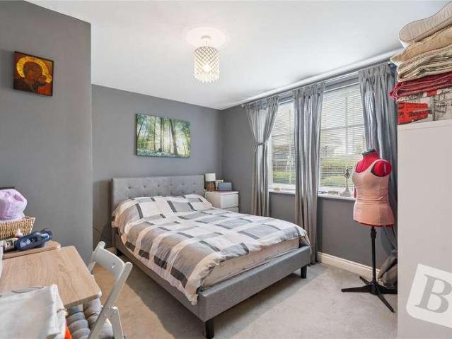 Flat for sale in Vange, Essex