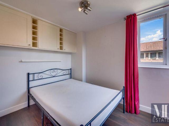 Flat for sale in Kilburn, Greater London