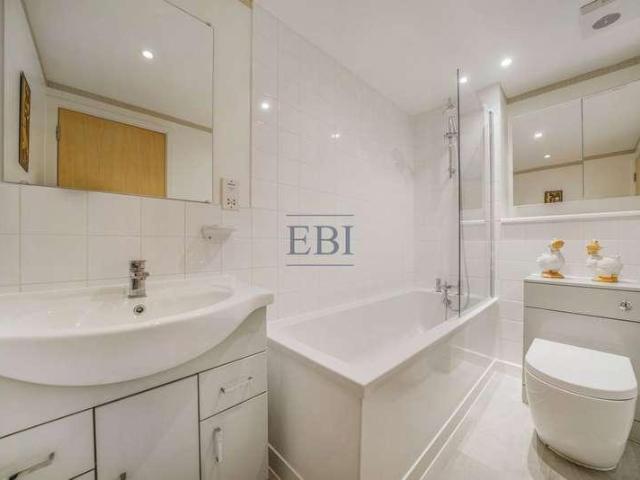 Flat for sale in Isle Of Dogs, Greater London