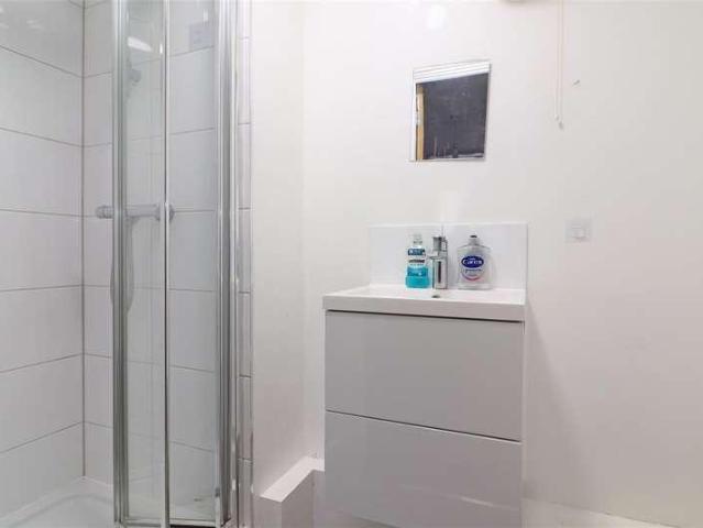 Flat for sale in Red Hill, Surrey