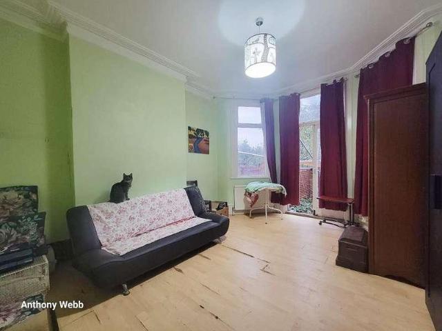 Flat for sale in Palmers Green, Greater London