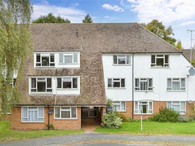 Flat for sale in Pachesham Park, Surrey