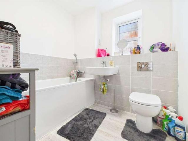 Flat for sale in Emmbrook, Wokingham