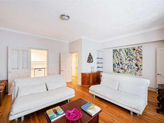 Flat for sale in Earl's Court, Greater London