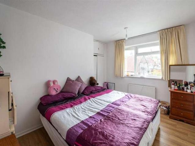 Flat for sale in Red Hill, Surrey