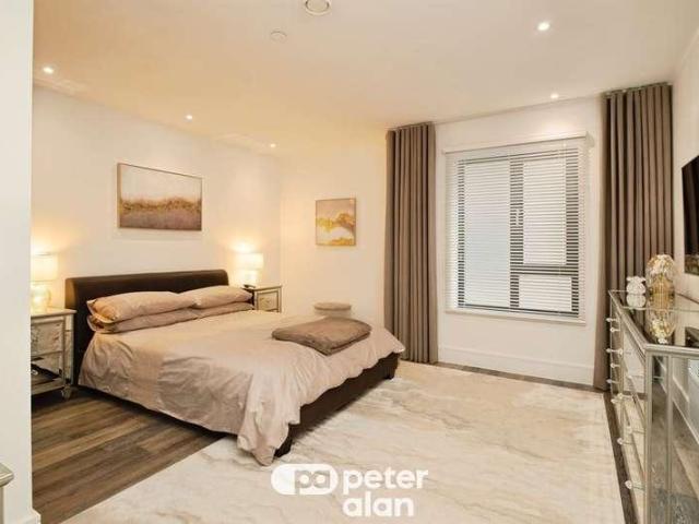Flat for sale in Civic Centre, Cardiff