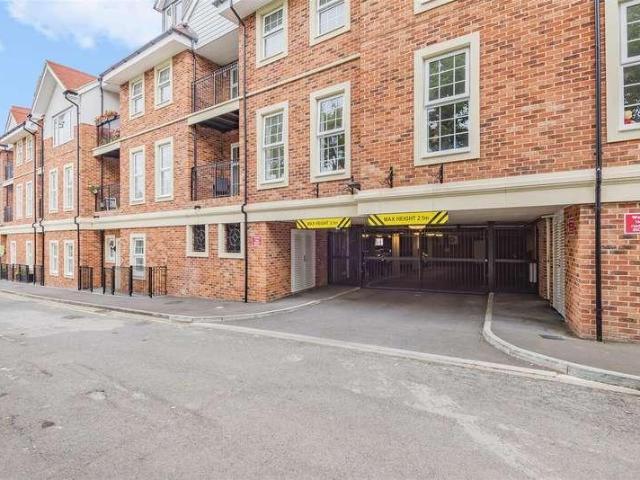 Flat for sale in Wokingham, Berkshire