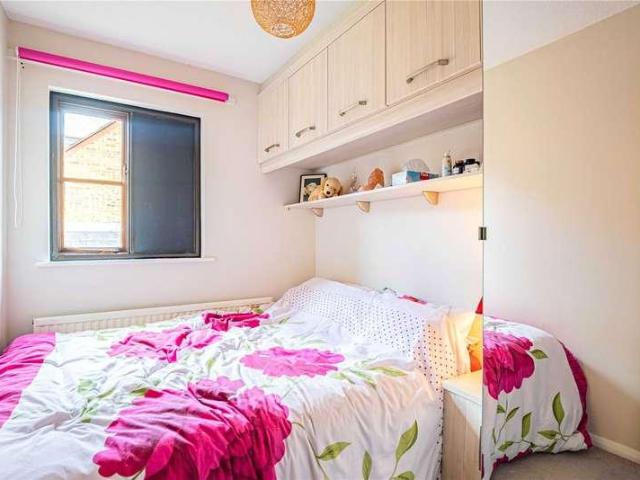 Flat for sale in Ashlyns Estate, Pouchen End