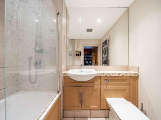 Flat for sale in London Borough of Lewisham, Forest Hill
