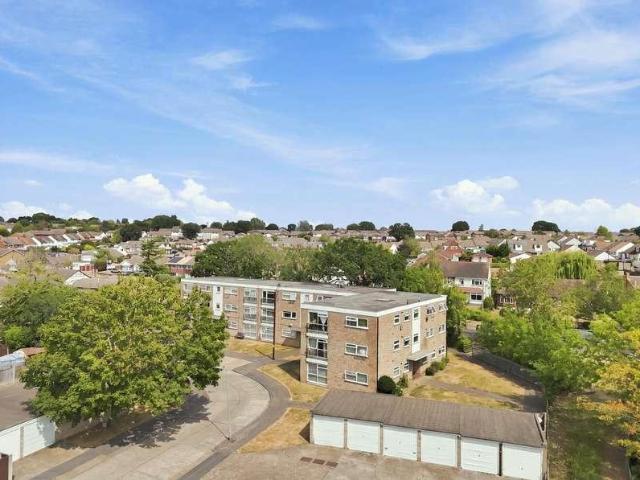 Flat for sale in Alton Barnes, Essex