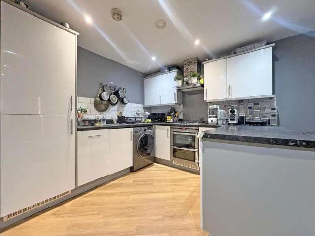Flat for sale in Gants Hill, Greater London