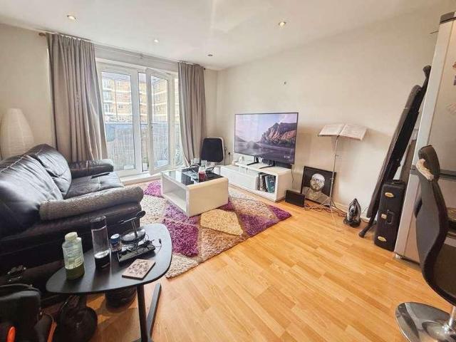 Flat for sale in Dee Park, Reading