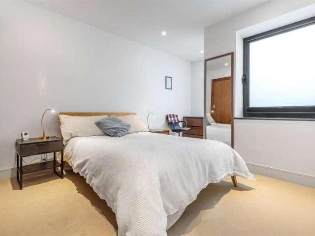 Flat for sale in Surbiton, Greater London