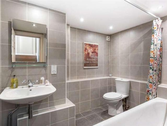 Flat for sale in Stockwell Park, Greater London